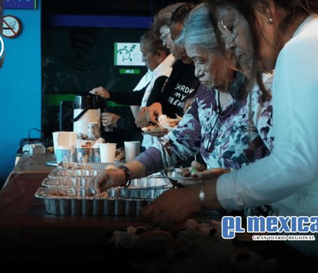 Disfrutan madres velada art&iacute;stica en El Trompo