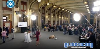 Reportera cae al intentar atrapar bal&oacute;n de Sheinbaum durante la ma&ntilde;anera