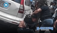 Madre castiga a cinturonazos a su hijo amarrado a un poste por presunto robo