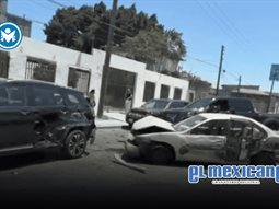 Cami&oacute;n con contenedores pierde control y provoca choque de 12 veh&iacute;culos en Tijuana