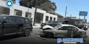 Cami&oacute;n con contenedores pierde control y provoca choque de 12 veh&iacute;culos en Tijuana