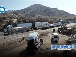 Tr&aacute;iler vuelca y bloquea la carretera libre Tijuana–Mexicali