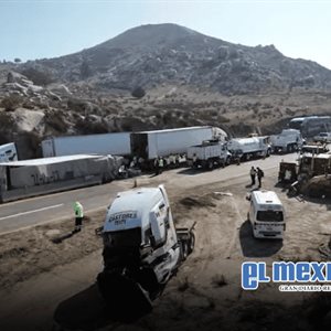 Tr&aacute;iler vuelca y bloquea la carretera libre Tijuana–Mexicali