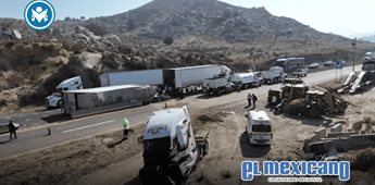 Tr&aacute;iler vuelca y bloquea la carretera libre Tijuana–Mexicali