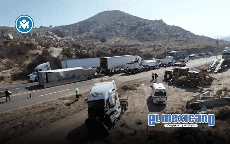 Tráiler vuelca y bloquea la carretera libre Tijuana–Mexicali Tráiler vuelca y bloquea la carretera libre Tijuana–Mexicali
