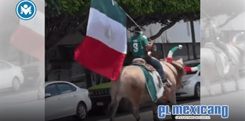 Aficionado lleva un toro para apoyar a la Selecci&oacute;n Mexicana y se vuelve viral en Guadalajara