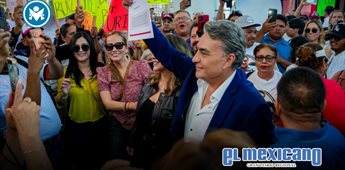 Reciben con porras y pancartas a Ru&iacute;z Uribe en el Aeropuerto Internacional de Tijuana