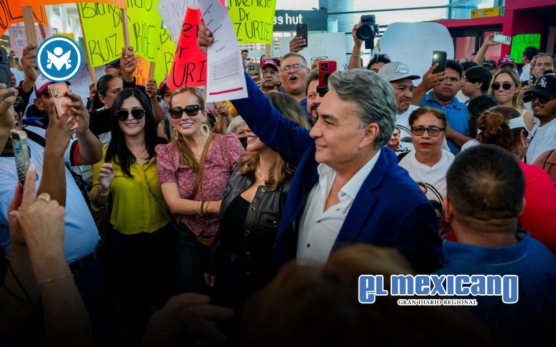 Reciben con porras y pancartas a Ru&iacute;z Uribe en el Aeropuerto Internacional de Tijuana