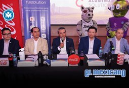 Reciben con porras y pancartas a Ru&iacute;z Uribe en el Aeropuerto Internacional de Tijuana
