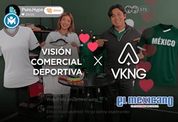 Aficionado celebra gol de M&eacute;xico durante juego de b&eacute;isbol