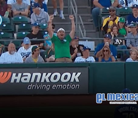 Aficionado celebra gol de México durante juego de béisbol Aficionado celebra gol de México durante juego de béisbol