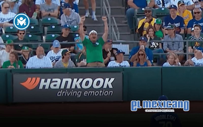 Aficionado celebra gol de M&eacute;xico durante juego de b&eacute;isbol