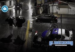 Cuauht&eacute;moc Blanco es interceptado y agredido durante protesta antimundialista en CDMX