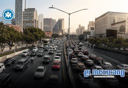Cuauht&eacute;moc Blanco es interceptado y agredido durante protesta antimundialista en CDMX
