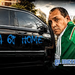 Cuauht&eacute;moc Blanco es interceptado y agredido durante protesta antimundialista en CDMX