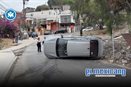 Auto vuelca tras avanzar en reversa sin conductor en colonia Mineral de Santa Fe