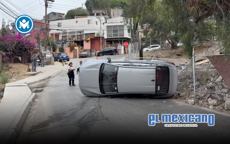 Auto vuelca tras avanzar en reversa sin conductor en colonia Mineral de Santa Fe Auto vuelca tras avanzar en reversa sin conductor en colonia Mineral de Santa Fe